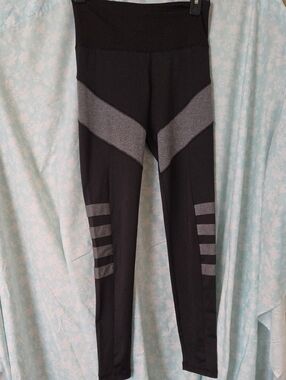 High-Waist Black Leggings with Gray Stripes